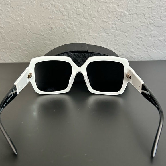 Brand new! Prada sunglasses! SPR 21X-F 55-19-140. Black and white - Picture 4 of 4